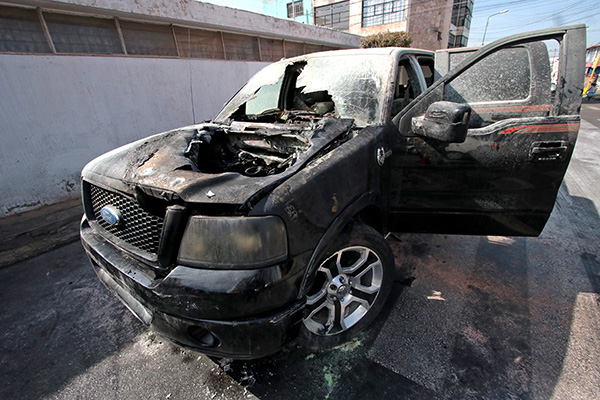 Se incendia camioneta del regidor morenista Ángel Rivera
