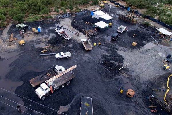 Familias de mineros atrapados rechazan plan de rescate; duraría entre 6 y 11 meses