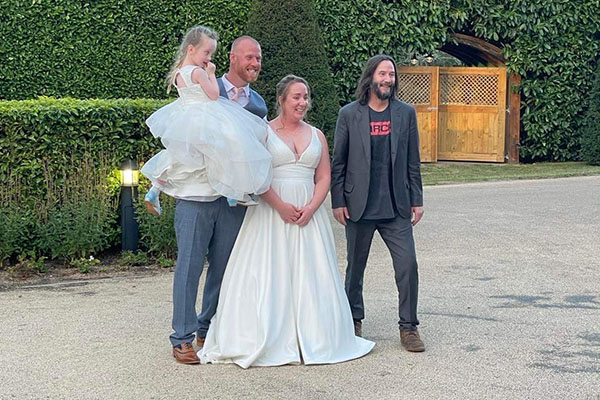 El increíble gesto de Keanu Reeves con una pareja desconocida que lo invitó a su boda