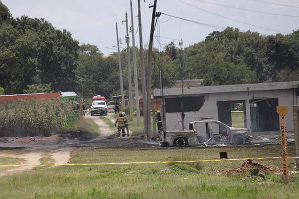 Cuantiosos daños materiales tras explosión en toma clandestina de Amozoc