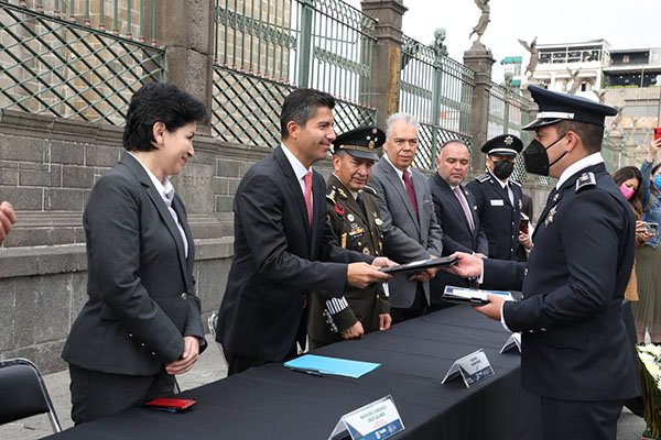 Eduardo Rivera entrega condecoraciones en el marco del Día del Policía
