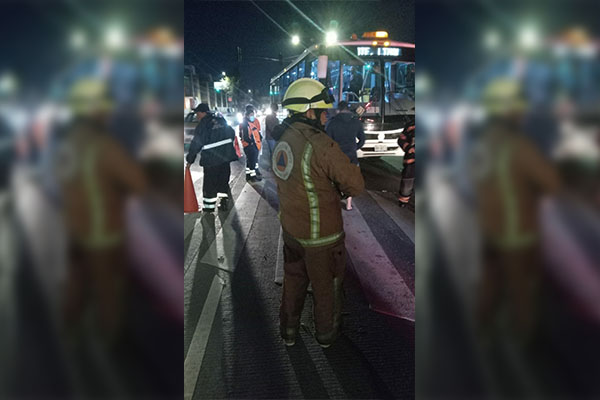 Cuatro lesionados tras choque de un vehículo contra autobús de RUTA