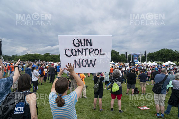 Padres de Uvalde y manifestantes exigen aumento de edad para compra de armas en Texas