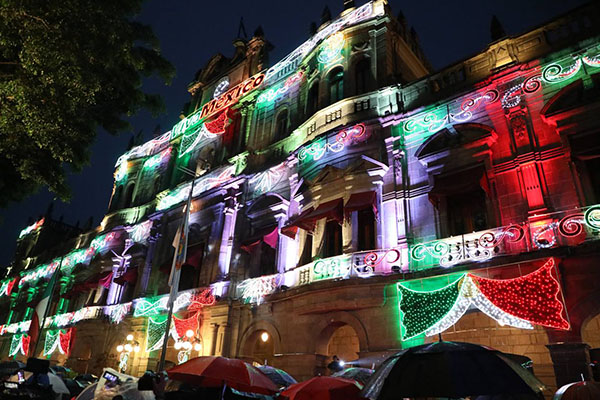 Puebla capital se enciende con alumbrado decorativo por fiestas patrias