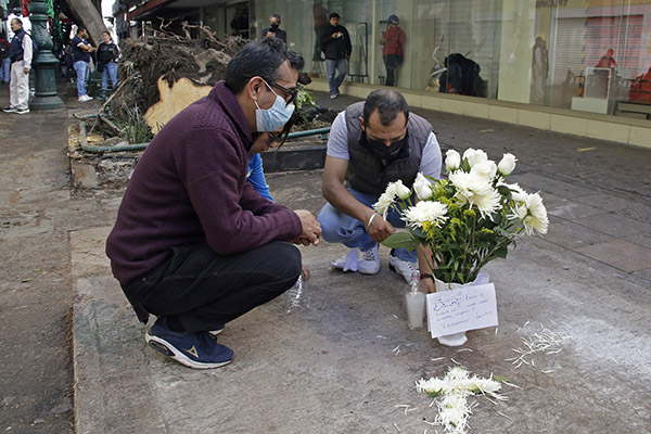 Colocan ofrenda floral a Santiago, el pequeño que murió aplastado por un árbol