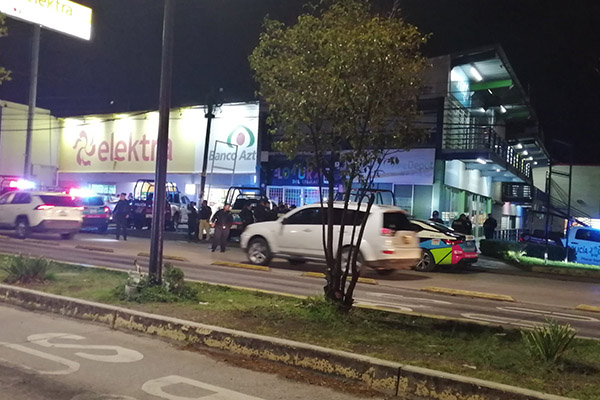 Sujetos armados irrumpen en Elektra de la 11 Sur y roban varios celulares