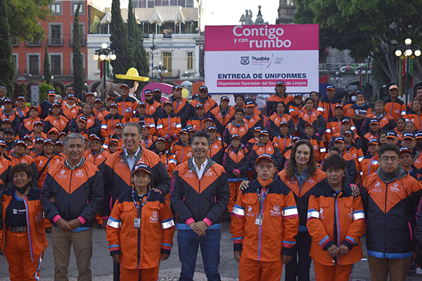 Entrega Eduardo Rivera 472 uniformes a personal de Limpia