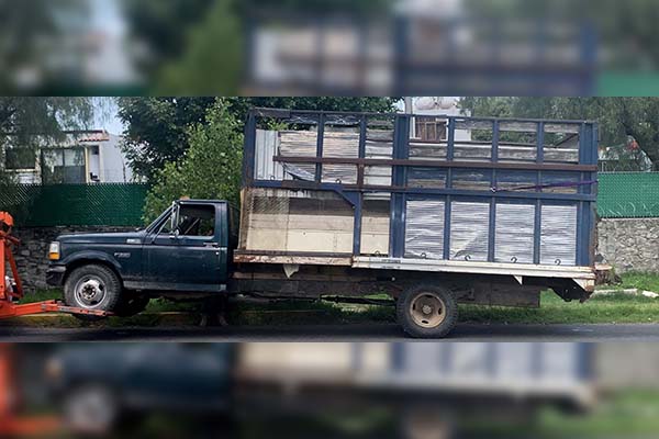 Aseguran camioneta abandonada con 5,000 litros de combustible robado