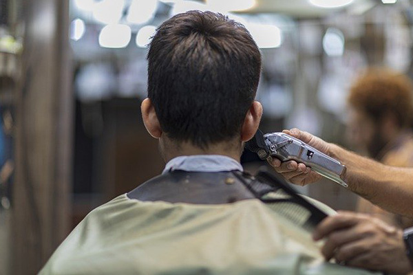Cortes de cabello formales en escuelas, norma que va quedando en el recuerdo