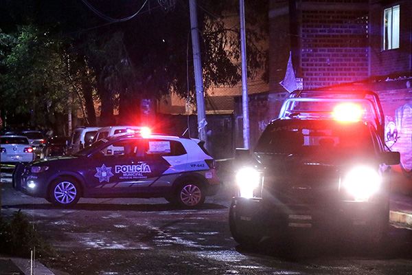 Presumen homicidio y suicidio tras hallar a madre e hijo muertos en su casa