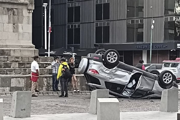 Volcadura de camioneta en la Avenida Juárez deja tres heridos