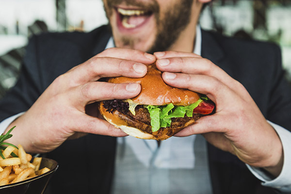Hombres que comen alimentos ultraprocesados podrían sufrir más de cáncer colorrectal