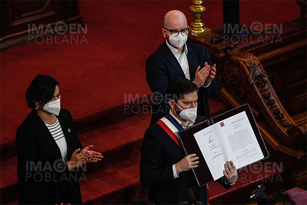 Chilenos votan en plebiscito de salida por una nueva Constitución