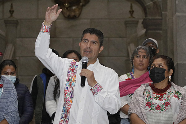 Entrega Eduardo Rivera apoyos del programa “Fomento a Proyectos Comunitarios”