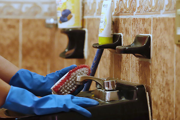 España aprobará el martes subsidio por desempleo para las empleadas del hogar