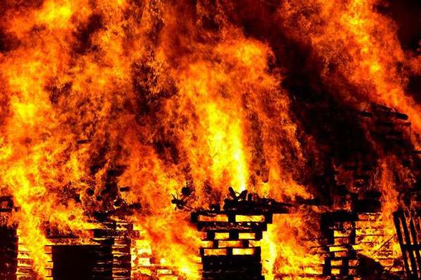 Letal incendio causa la muerte de 12 miembros de una familia