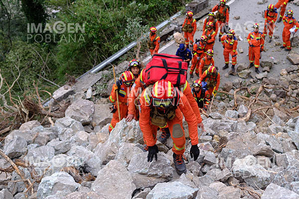 Más de 2,700 miembros del ejército y de policía armada se unen a ayuda por sismo en Sichuan