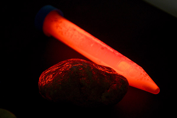 Investigadores de la BUAP logran modificar materiales amorfos para que puedan emitir luz