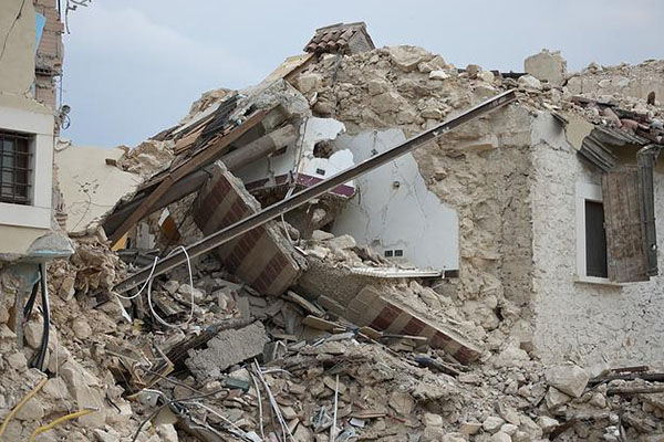 Mueren diez personas en derrumbe de edificio en Alepo, Siria