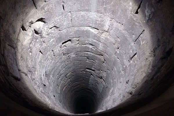 Muere ahogado dentro de un pozo de aguas negras