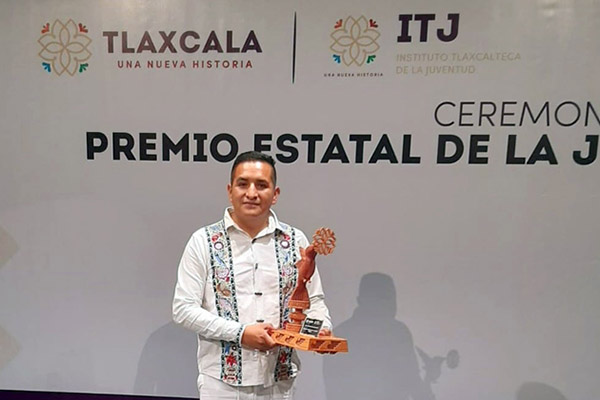 Estudiante de la BUAP recibe Premio Estatal de la Juventud 2022