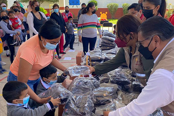 Continúa SEDIF entrega de uniformes escolares al interior del estado