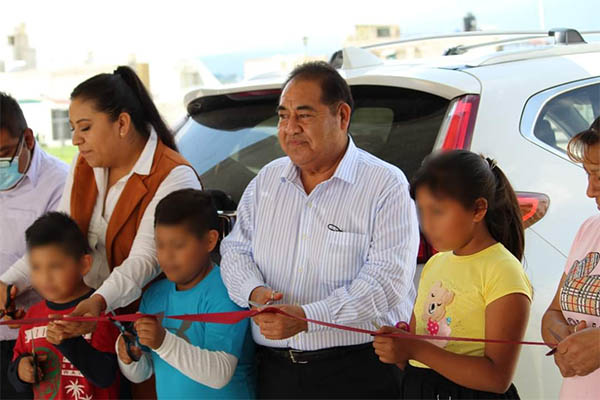Entrega Mario de la Rosa pavimentación en San José Victoria