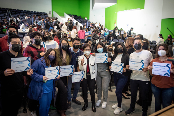Entrega Lilia Cedillo becas de la Fundación BBVA a estudiantes BUAP