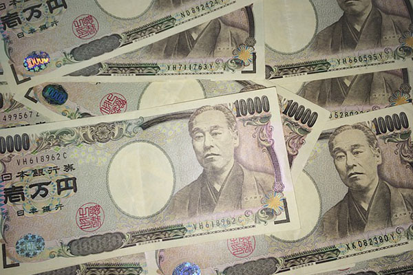 Desplome récord del yen ocasionaría medidas económicas en Japón