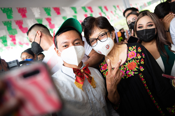 Celebra Lilia Cedillo las fiestas patrias con estudiantes en CU