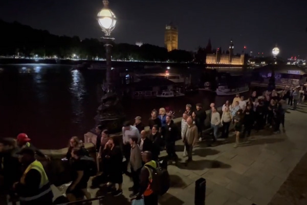 Británicos hacen enormes filas de hasta 5 km para observar el ataúd de Isabel II
