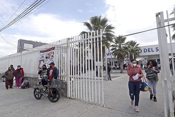 Hombre fallece afuera del Hospital del Sur; acusan negativa de atención médica