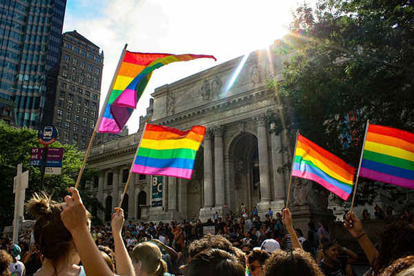 Detienen a más de 60 personas durante protestas contra marcha del orgullo en Belgrado