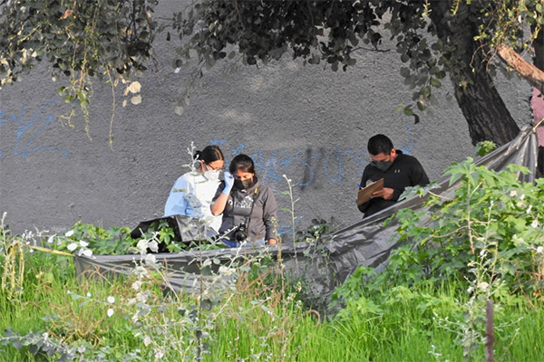 Hallan cadáver embolsado y con huellas de violencia junto a una barranca