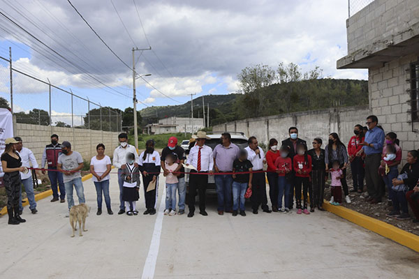 Mario de la Rosa entrega obra de pavimentación en Chachapa