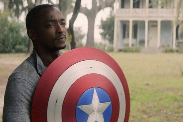 Héroe fuera de Marvel: el nuevo "Capitán América" repara techos dañados en Nueva Orleans