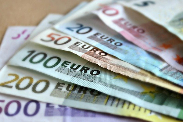 Euro cae al valor más bajo en 20 años tras alza en tasas de interés de Fed
