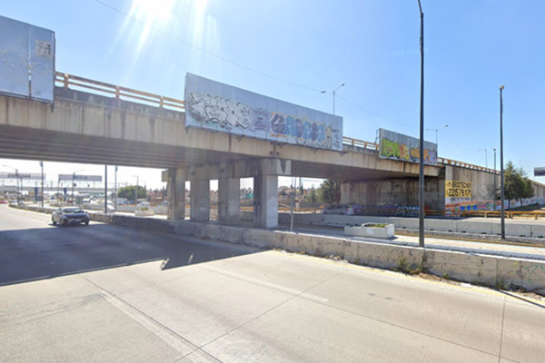 Mujer sobrevive tras se lanzarse inesperadamente desde un puente vehicular