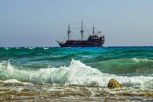 Mueren al menos 16 personas tras abrupta volcadura de un barco