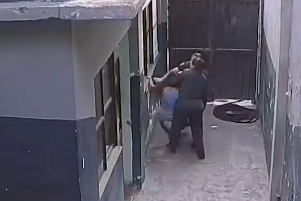 Video muestra a policías golpeando a Abigail Hay horas antes de su muerte