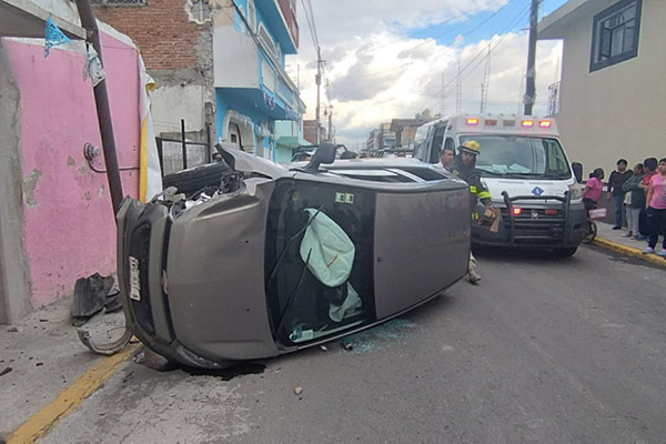Volcadura deja a dos adultos y un niño lesionados