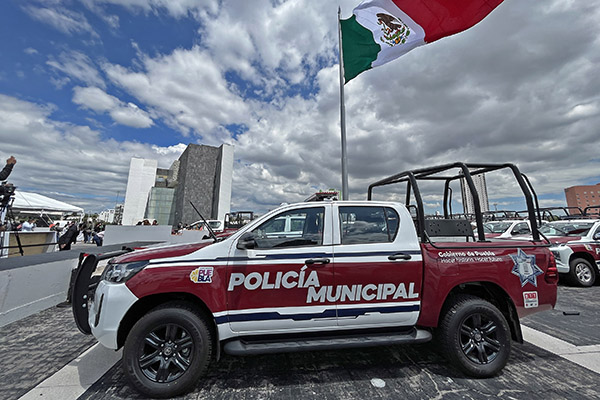 Gobierno de Puebla entrega 100 patrullas para reforzar seguridad en 50 municipios