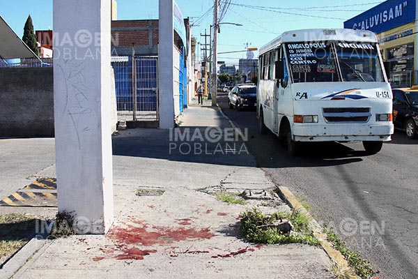 Pasajeros propinan brutal golpiza a sujeto armado en un Ruta Azteca
