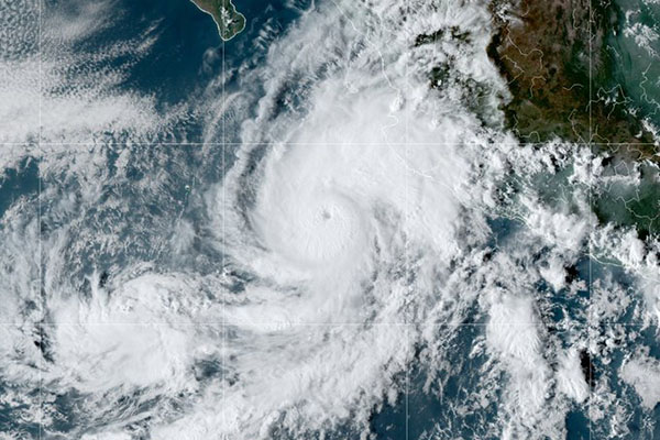 Orlene avanza hacia la costa oeste mexicana como huracán de categoría 4