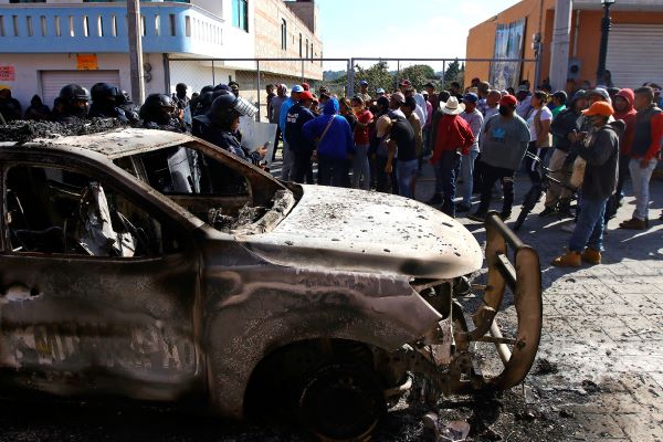 Vecinos exigen renuncia del edil de Calpan y queman vehículos