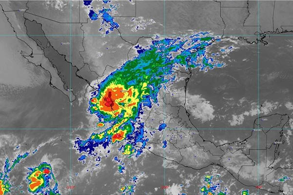 Huracán Orlene toca tierra como huracán categoría 1 en Sinaloa