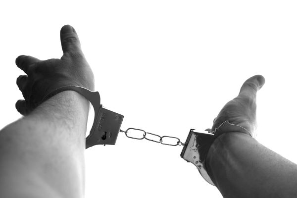 Detienen a socio de Arturo R. en caso de lavado de dinero