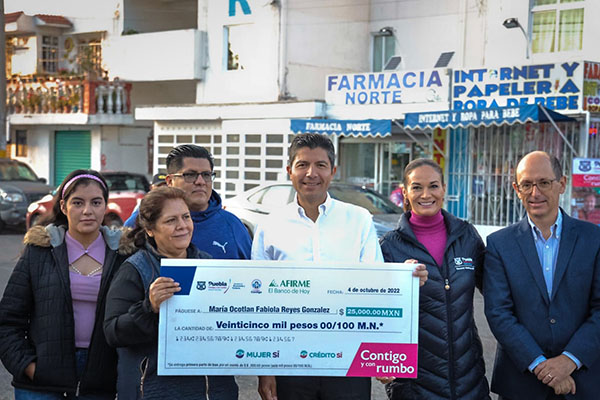Eduardo Rivera entrega cheque 950 de “Créditos Contigo”