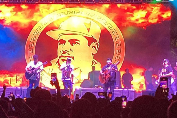 Polémica por proyección de la imagen del “Chapo” en festejos oficiales en Culiacán