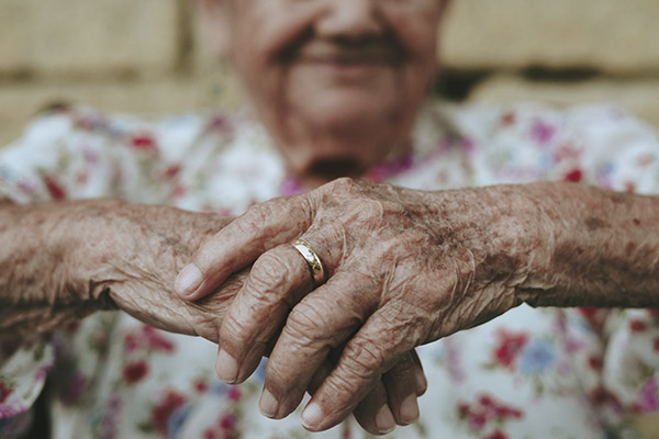 ¿Por qué las mujeres pueden ser más vulnerables al Alzheimer?